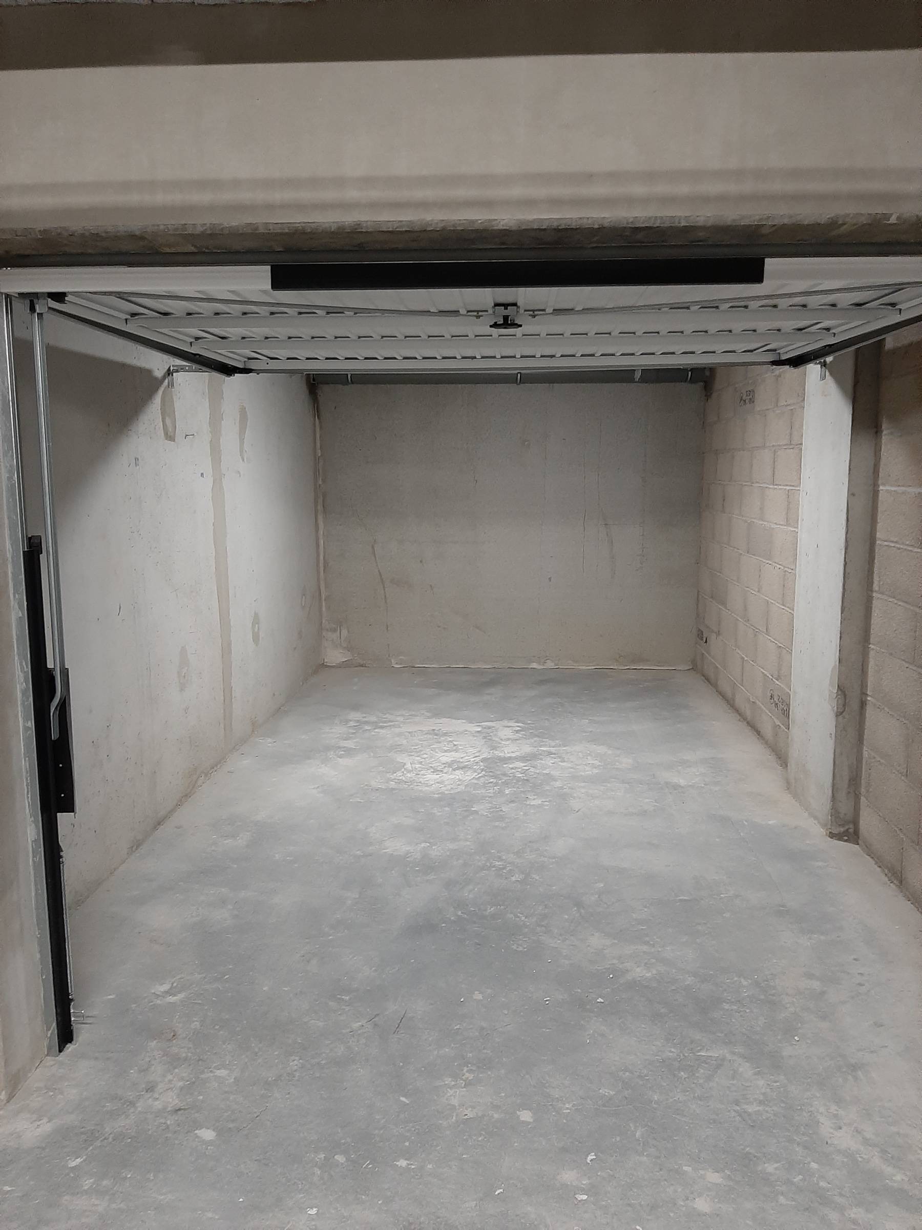 Garage box fermé en sous sol dans résidence sécurisée 