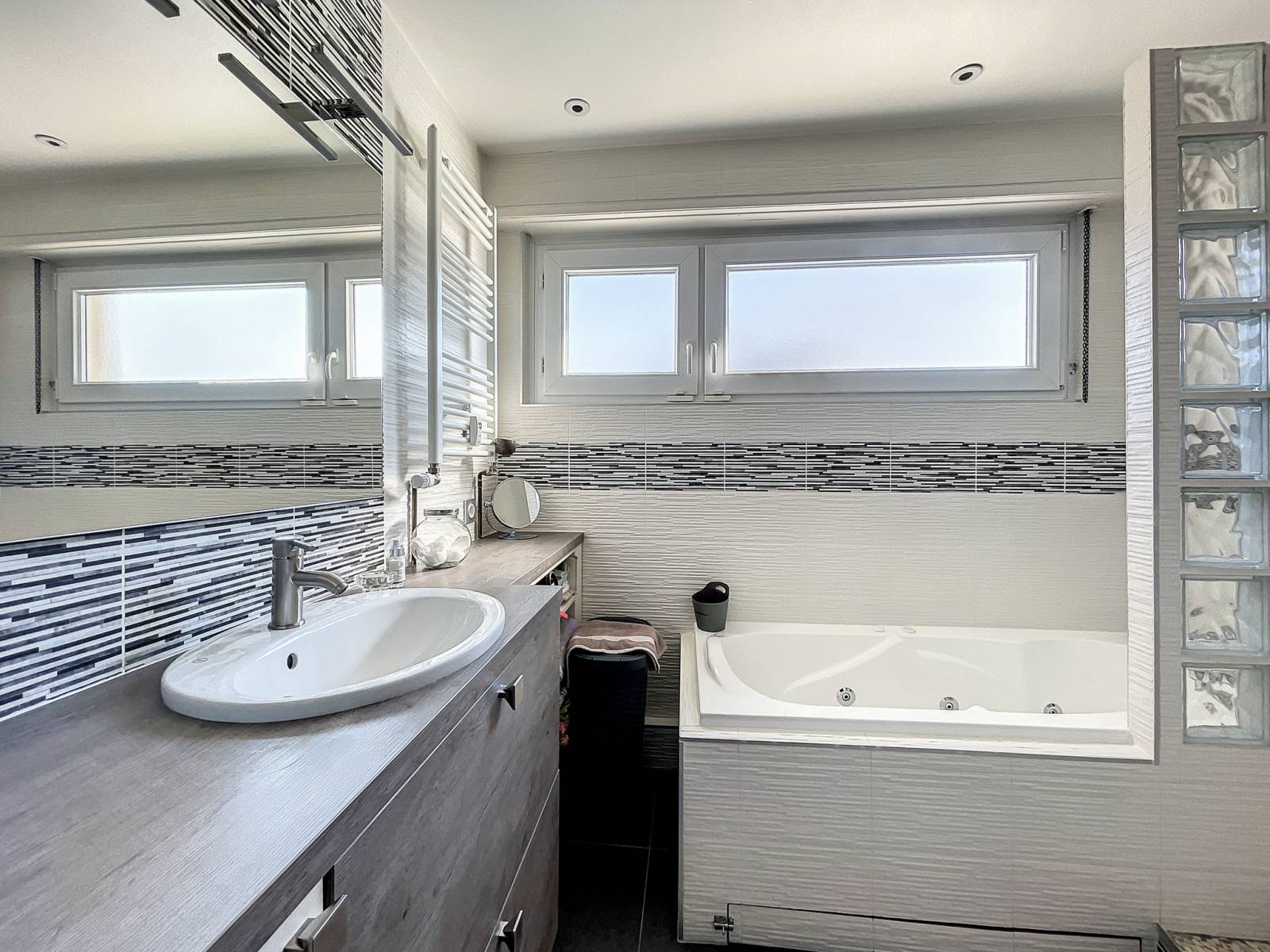 Belle salle de bain avec baignoire