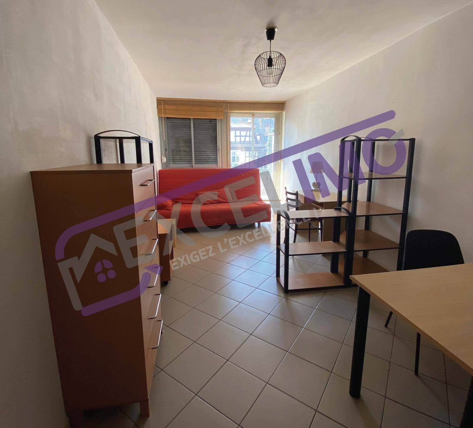 Studio meublé 26.67m² à louer à la Krutenau avec une pièce donnant sur un balcon