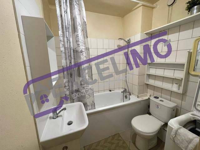 Studio meublé 26.67m²  à louer à la Krutenau  avec une salle de bain avec baignoire