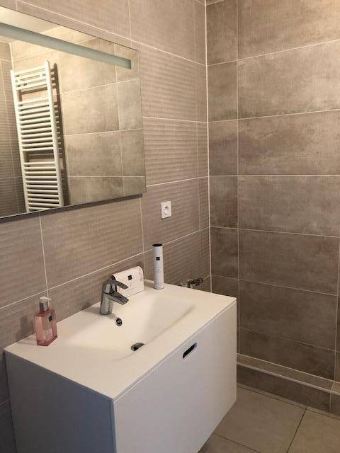 Appartement avec jolie salle de bain