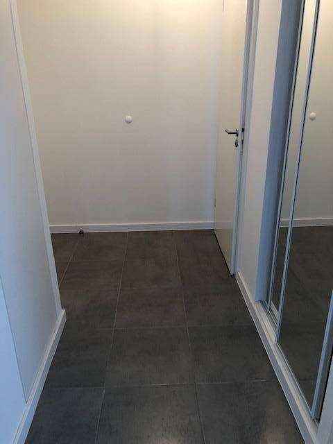 Appartement avec une placard dans l'entrée
