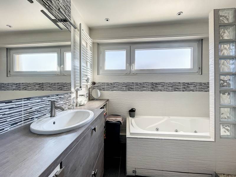 Belle salle de bain avec baignoire