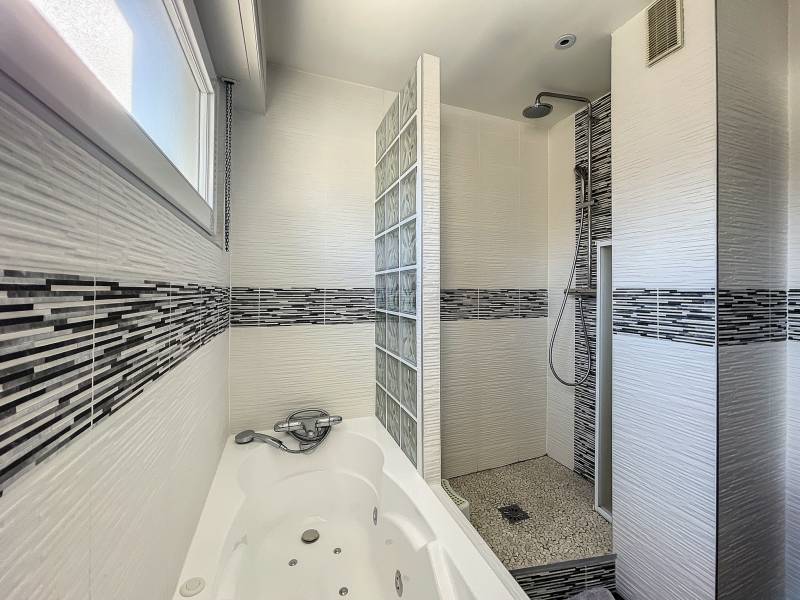 Salle de bain avec baignoire et douche 