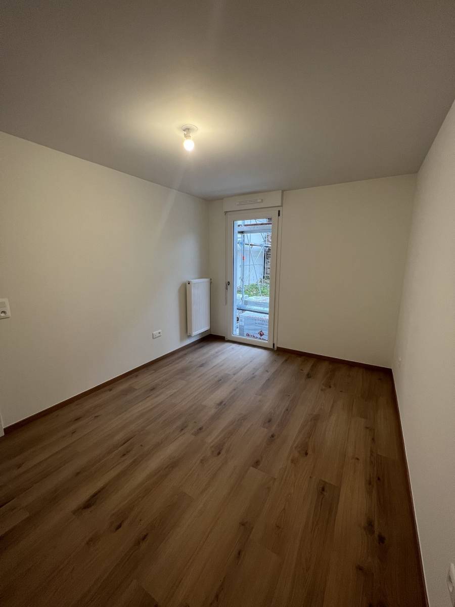 Belle chambre avec porte donnant accès à la terrasse