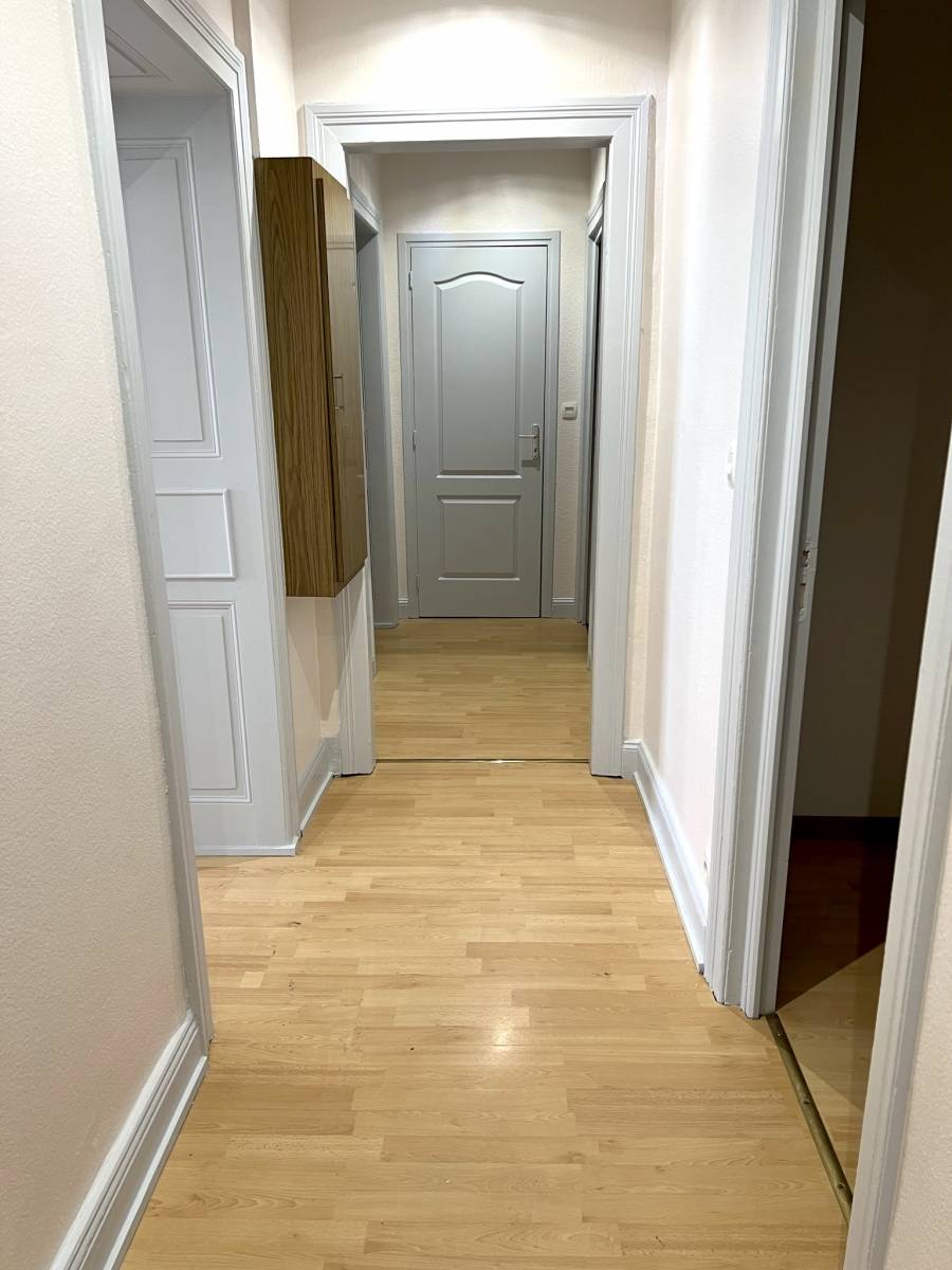 Appartement 4 pièces possédant une grande entrée avec dégagement à louer à Cronenbourg