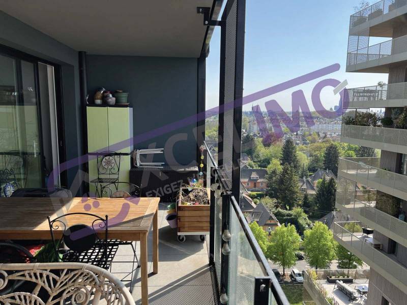 Sky Place Wacken balcon logement 2 pièces de 39m² au 12ème étage  avec vue sur la Cathédrale de Strasbourg